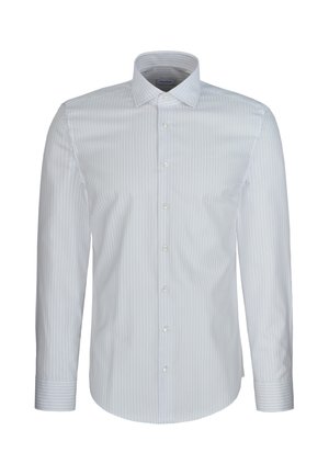 Hvid skjorte med lange ærmer med subtile lodrette striber, knaplukning foran og klassisk krave på ensfarvet hvid baggrund.
