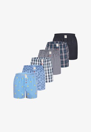 Siedem par męskich bokserek w różnych wzorach: w niebieskie paski, w palmowy wzór, w kratkę oraz jednolite granatowe, z elastycznymi pasami i metkami.