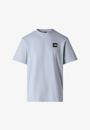 T-shirt in cotone azzurro chiaro con maniche corte, scollo rotondo e un logo quadrato nero sul lato sinistro del petto. Texture liscia, vestibilità casual.