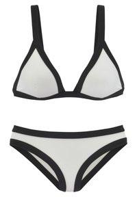 Valkoinen bikinit, joissa on musta kalanruotokuvioinen reunus. Yläosassa on kolmion muotoiset kupit ja säädettävät olkaimet. Alaosassa on hipster-leikkaus ja yhteensopiva reunus.