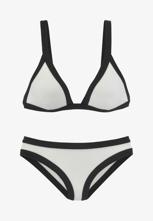 Bikini bianco con rifiniture a zigzag nere. Il top presenta coppe triangolari e spalline regolabili. La parte inferiore ha un taglio hipster e rifiniture coordinate.