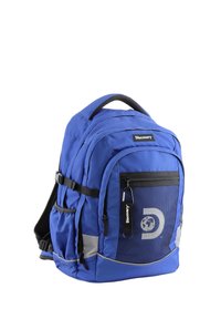 Mochila de tela azul con bolsillo de malla negra, correas ajustables, acentos reflectantes y una etiqueta con logo. Presenta múltiples compartimentos y un mango resistente.