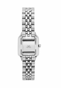 Orologio da polso in metallo argento con cassa rettangolare, cinturino a maglie in catena e un logo inciso minimalista sul retro. Maglie del bracciale texture.