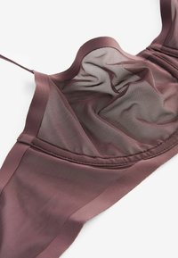 Mauve podprsenka s jemným síťovaným designem, hladkými saténovými detaily, nastavitelními ramínky a tvarovaným střihem s jemnými sklady.