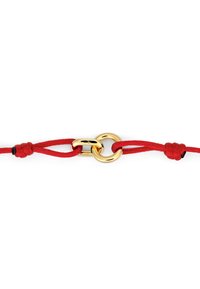 Corde rouge avec quincaillerie dorée, présentant un maillon ovale lisse et un nœud noué. La texture est lisse, avec une finition brillante sur le métal.