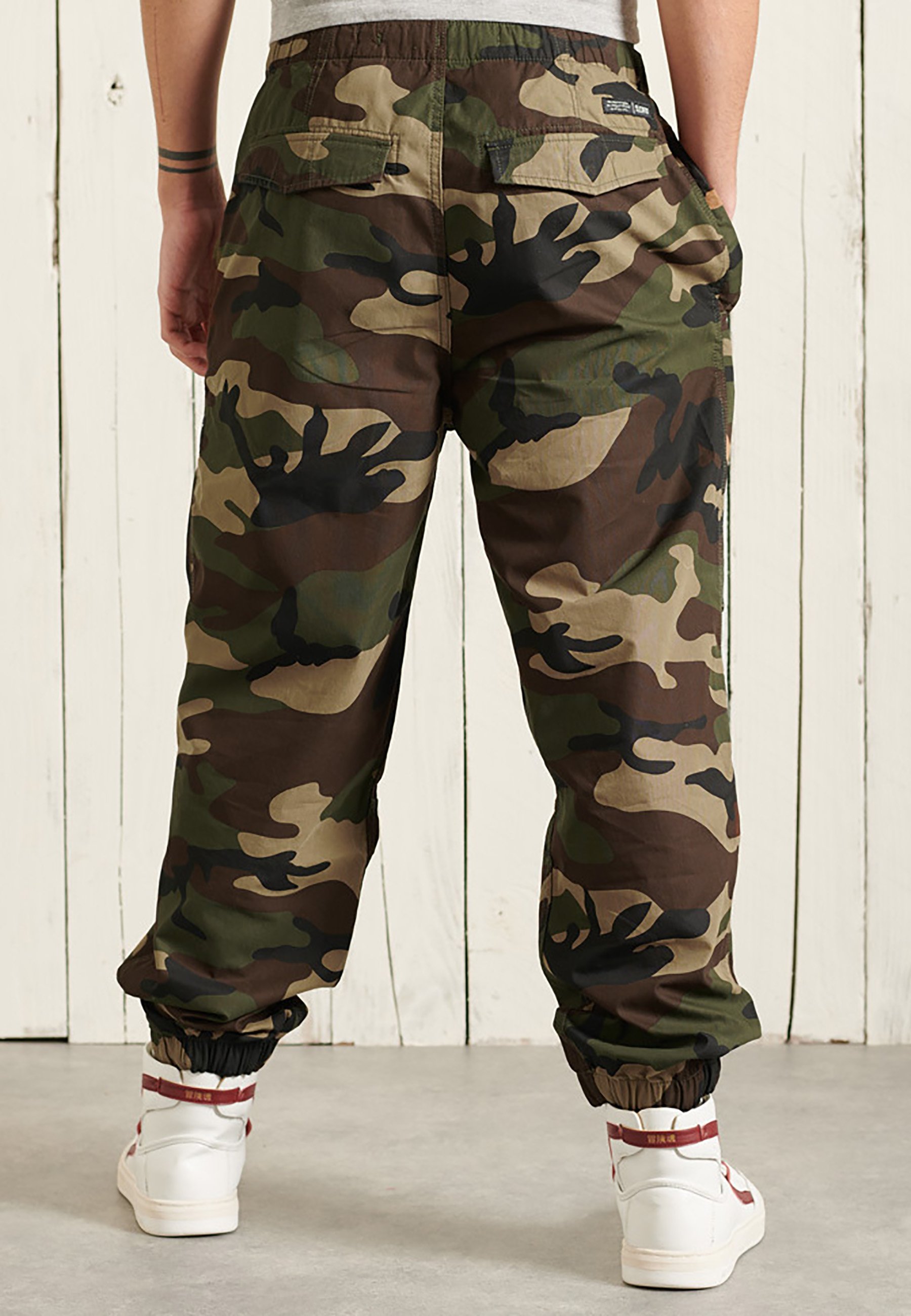 Superdry PARACHUTE - Cargo trousers 