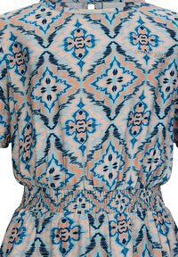 Buntgestreutes Kleid mit einem Diamantmuster in Blau, Orange und Schwarz. Hergestellt aus einem weichen Stoff mit elastischem Taillenbund und kurzen Ärmeln.