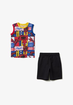 Tanktop mit buntem Spider-Man-Print in Rot/Gelb/Blau; kombiniert mit schwarzen Baumwollshorts, elastischem Bund und zwei Seitentaschen.