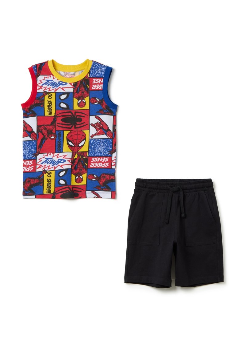Tanktop mit buntem Spider-Man-Print in Rot/Gelb/Blau; kombiniert mit schwarzen Baumwollshorts, elastischem Bund und zwei Seitentaschen.