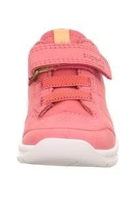 Rosa Wildlederschuhe mit weißen Sohlen, ausgestattet mit einem Klettverschluss und elastischen Schnürsenkeln. Glatte Textur mit einer weichen Oberfläche, geeignet für die Freizeit.