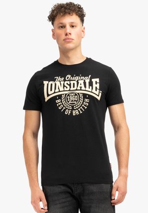Crna pamučna majica s velikim bijelim printom "The Original Lonsdale" i motivima lovora. Kratki rukavi i okrugli izrez.