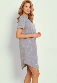 Szara bawełniana sukienka z krótkimi rękawami, ozdobiona białym wzorem w groszki, o luźnym kroju i zakrzywionym dole.