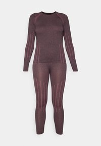 Tvådelat träningsset i mörklila med långa ärmar och figurnära leggings. Har rosa vertikala ränder och ett texturerat material.
