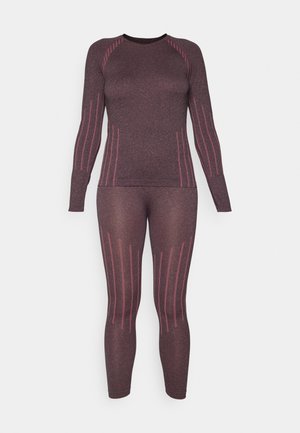 Ensemble de vêtements de sport en deux pièces de couleur violet foncé, comprenant des manches longues et un legging ajusté. Il présente des rayures verticales roses et un matériau texturé.