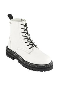 Botas de tobillo de cuero blanco con cordones negros y una suela de goma negra gruesa. Presentan costuras en blanco contrastantes y una tira de agarre en la parte trasera.