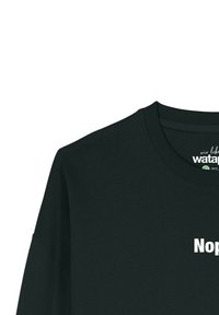 Zwarte ronde hals t-shirt met gedeeltelijke vette witte tekst "Nop" zichtbaar op de voorkant, gevouwen bij de schouder tegen een witte achtergrond.