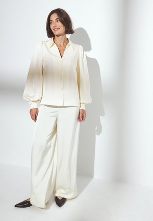 FLOWY - Nööpidega pluus - cream