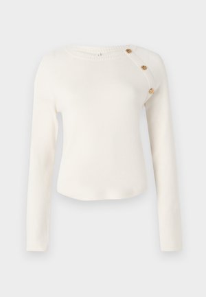 Witte gebreide trui met lange mouwen, ronde halslijn en decoratieve knopen op de schouder. Gladde textuur en aansluitende silhouet.