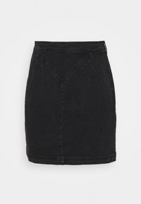 Černá denimová mini sukně s přiléhavým střihem, decentním vertikálním prošíváním a rovým lemem bez viditelného hardwaru.