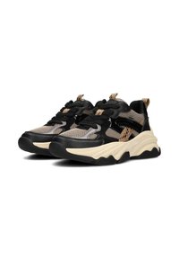 Sneaker neri e beige con tomaia in rete, suola spessa color crema, dettagli testurizzati e lacci neri. Presenta una linguetta posteriore per una facile calzata.