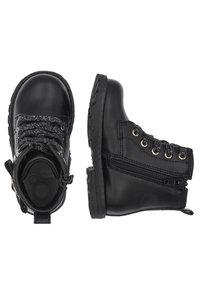 Botines de cuero negro con un frente de cordones texturizado, cremallera lateral y suelas de goma con un patrón de banda de rodadura rugoso.