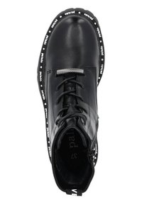 Stivaletto in pelle nera con lacci grigi, dettagli argentati e suola in gomma con logo stampato. Presenta una chiusura con zip e interni testurizzati.