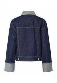 Farkkutakki tummansinisellä vartalolla, vaalean farkkukankaan kauluksella ja hihansuilla. Sisältää kaksi takataskua ja hopeanväriset painonapit helmassaan.