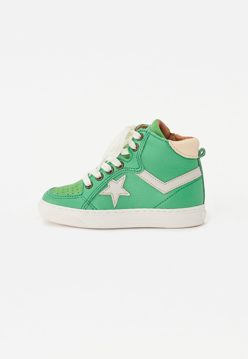 Groene hoge sneakers van textuurleer, met een wit sterdesign, witte accenten en een tan hak. Klassieke vetersluiting.