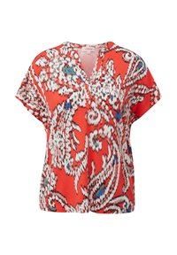 Blouse à manches courtes avec une base rouge et des motifs floraux abstraits blancs, bleus et verts, dotée d’un col en V et de trois boutons.