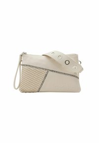 Borsa a tracolla in pelle beige con texture intrecciata su un lato, cuciture nere a contrasto e una tracolla regolabile con hardware circolare.
