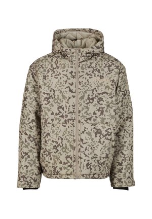 Paminkštinta kamufliažo striukė su kapišonu, priekyje užtrauktuku, didelėmis kišenėmis ir tekstūruotu audiniu rudos ir smėlio spalvų atspalvių.