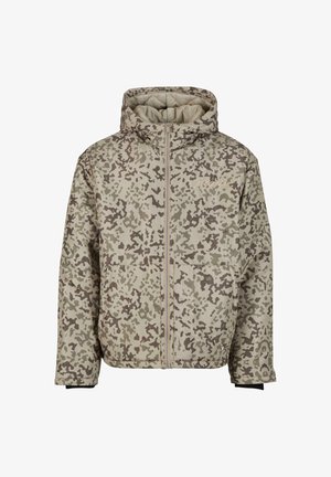 Vycpaná maskáčová bunda s kapucí, předním zipem, velkými kapsami a texturovanou tkaninou v odstínech béžové a hnědé.