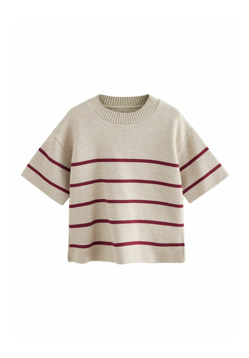 Beige kortærmet sweater med ribbet halsudskæring og burgundy vandrette striber. Blød tekstur og afslappet pasform, med sideslids.