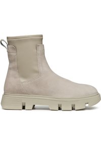 Bottine beige en daim avec un panneau beige lisse, une languette à l'arrière et une semelle épaisse et rainurée pour plus d'adhérence.