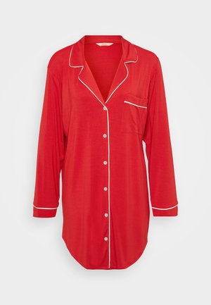 Camisa de pijama vermelha com botão à frente, com acabamento branco na gola e punhos, bolso no peito e um design de corte solto.