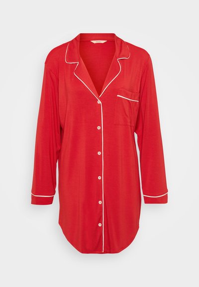 Camisa de pijama vermelha com botão à frente, com acabamento branco na gola e punhos, bolso no peito e um design de corte solto.