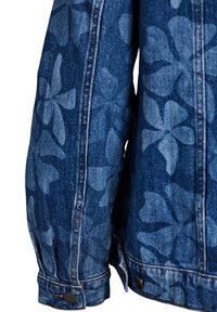 Džínová bunda z tmavě modré látky s jemným květinovým vzorem, knoflíkovými detaily a designem zdůrazňujícím rukávy a manžety.