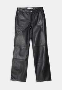Pantalon large en cuir noir avec poches plaquées à l'avant, passants pour ceinture et fermeture à bouton.