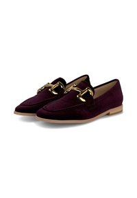 Mocasines de ante burdeos con un acento de cadena en tono dorado, punta afilada, tacón bajo y un forro interior suave.