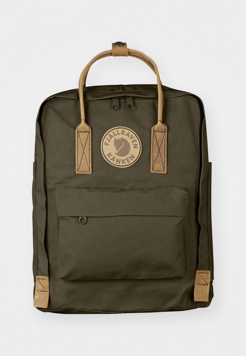 Σκούρο πράσινο υφασμάτινο σακίδιο με δερμάτινες λαβές, μπροστινή τσέπη με φερμουάρ και κυκλικό λογότυπο με έμβλημα αλεπούς. Ορθογώνιο σχήμα.