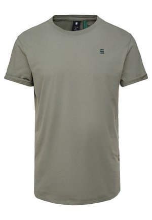 T-shirt manches courtes vert olive pour homme avec revers de manches roulés et petit logo sombre sur la poitrine gauche, étiquette taille moyenne visible à l'intérieur du col.