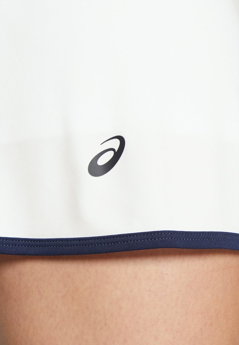 Canotta sportiva bianca con un bordo blu navy, caratterizzata da un logo nero. Il materiale è liscio e leggero.
