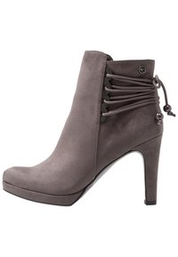 Stivale alla caviglia in suede grigio con tacco alto, punta arrotondata, dettagli di lacci regolabili sul retro e una texture liscia.