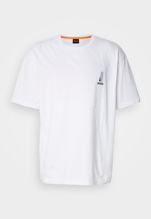 Weißes Baumwoll-T-Shirt mit kurzen Ärmeln, featuring ein kleines schwarz-graues Logo auf der linken Brust und einem orangen Akzent am Ausschnitt.