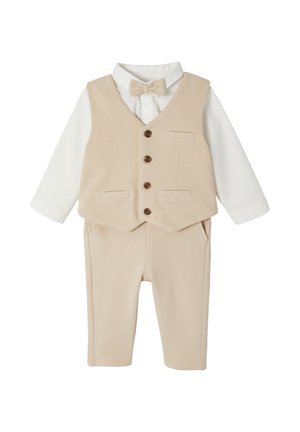 Beige Anzug-Set für Kleinkinder mit Weste, Fliege und Hose, kombiniert mit einem weißen Langarmhemd, geeignet für formelle Anlässe.