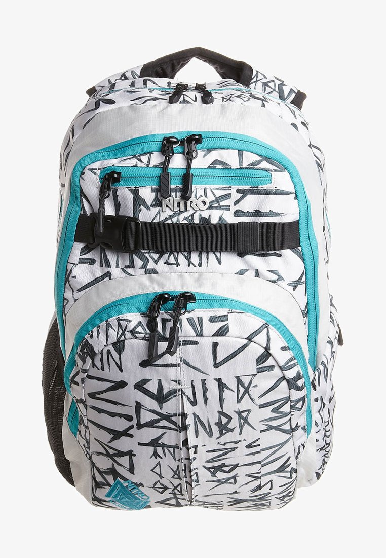 Sac à dos noir et blanc à motifs avec des zips turquoise, plusieurs compartiments et une sangle noire horizontale à l'avant.