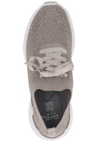 Beiger Strick-Sneaker mit strukturierter Oberseite, verziert mit kleinen metallischen Akzenten, flachen Schnürsenkeln und weißer gepolsterter Sohle.