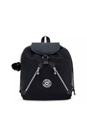 Zaino in tessuto nero con chiusura a patta, due cerniere diagonali e un logo rotondo. Include un piccolo accessorio a pompon nero.