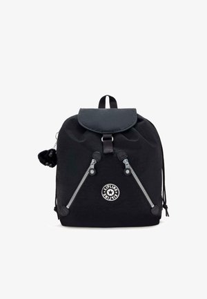 Sac à dos en tissu noir avec une fermeture à rabat, deux zips diagonaux et un logo rond. Comprend un petit accessoire en pompon noir.
