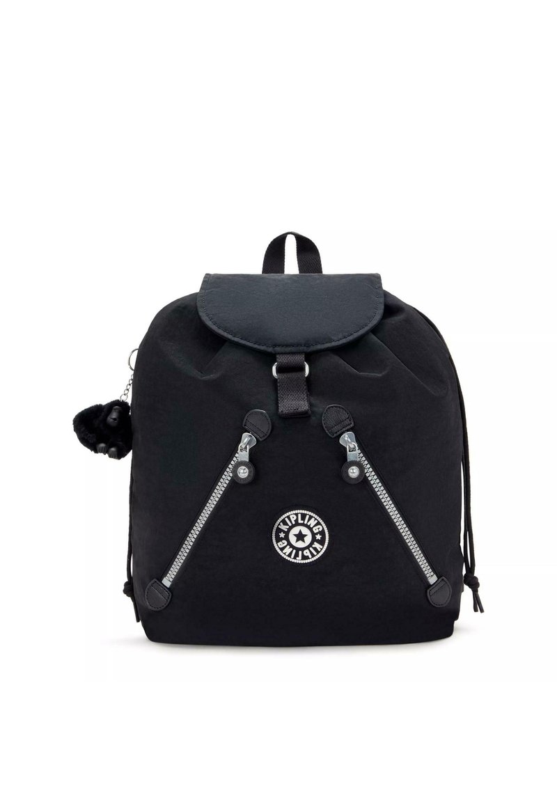 Sac à dos en tissu noir avec une fermeture à rabat, deux zips diagonaux et un logo rond. Comprend un petit accessoire en pompon noir.